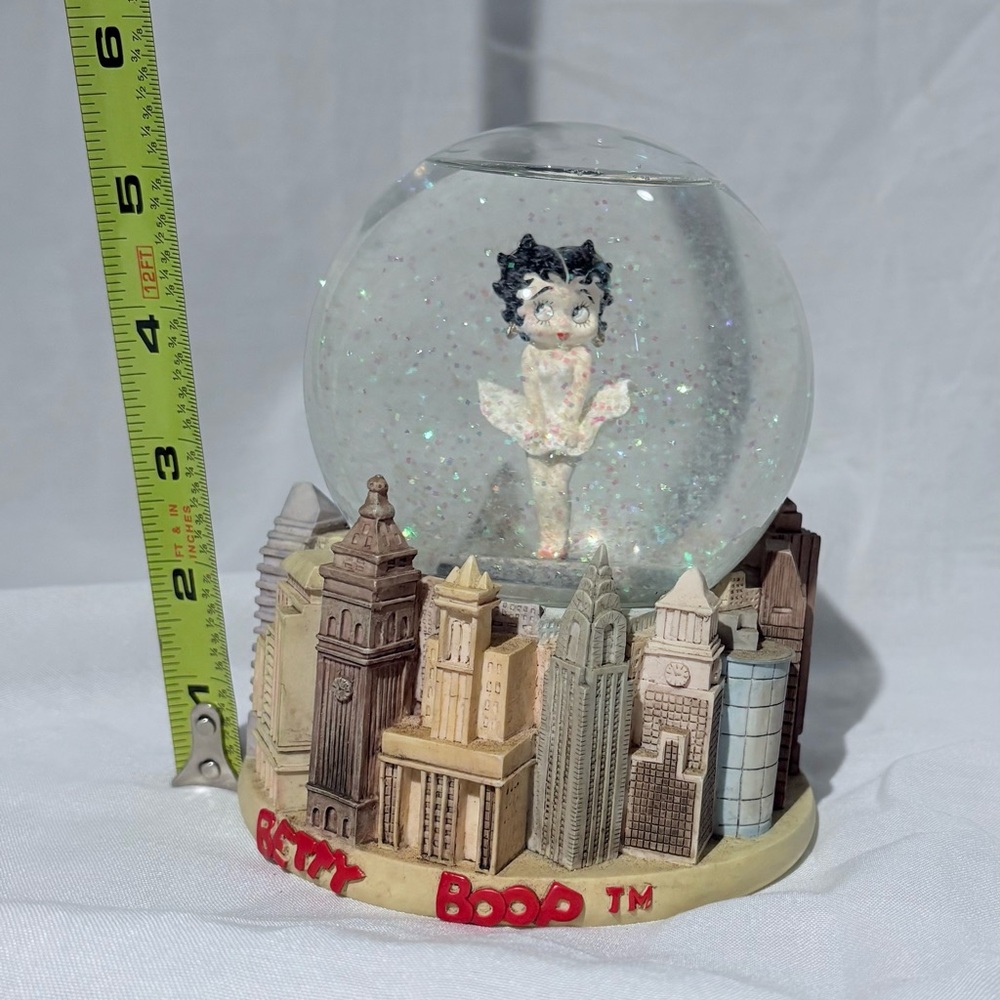 Betty boop Marilyn Monroe snow globe